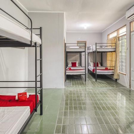 RedDoorz Hostel near Adisucipto Airport Yogyakarta Kalasan Bagian luar foto