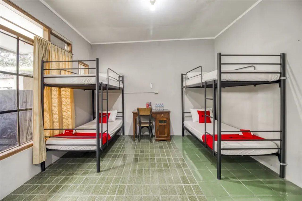 RedDoorz Hostel near Adisucipto Airport Yogyakarta Kalasan Bagian luar foto
