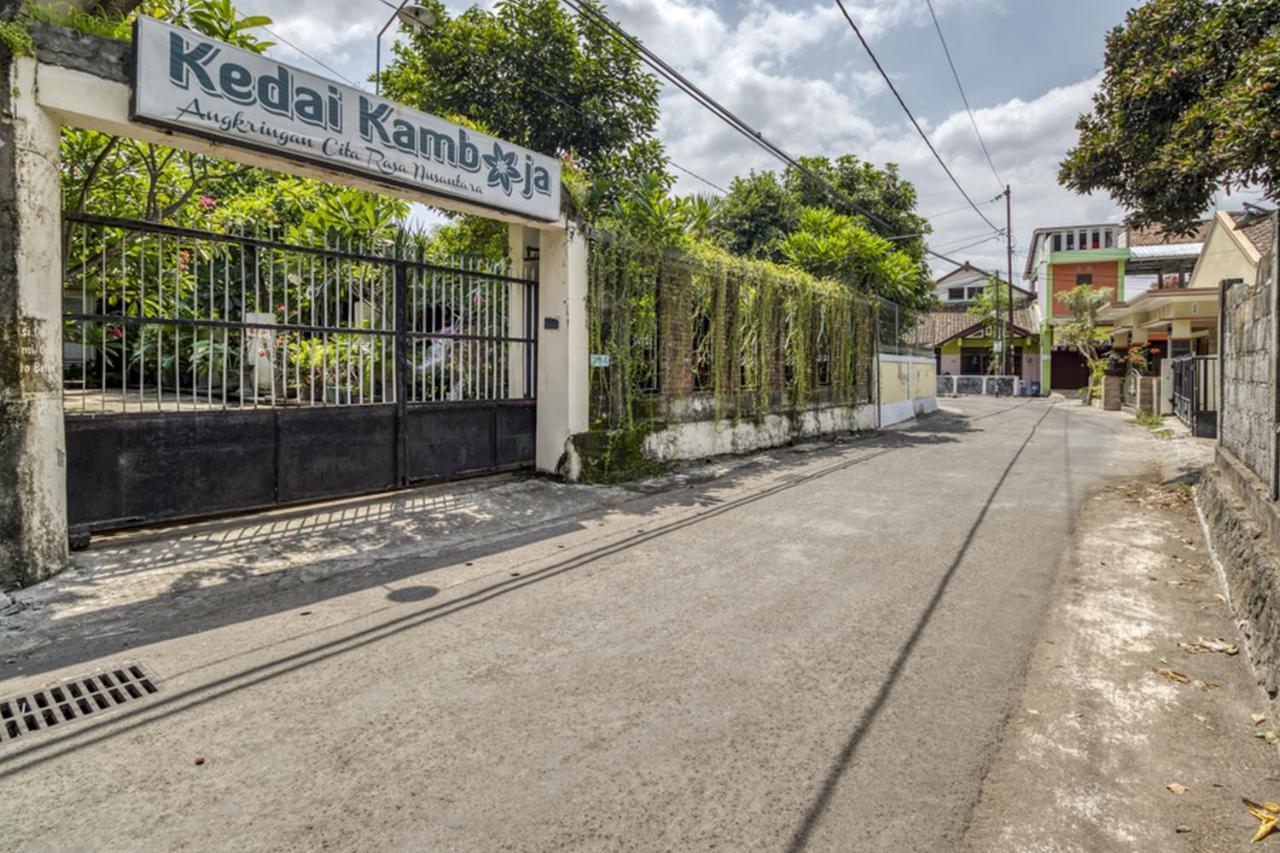 RedDoorz Hostel near Adisucipto Airport Yogyakarta Kalasan Bagian luar foto